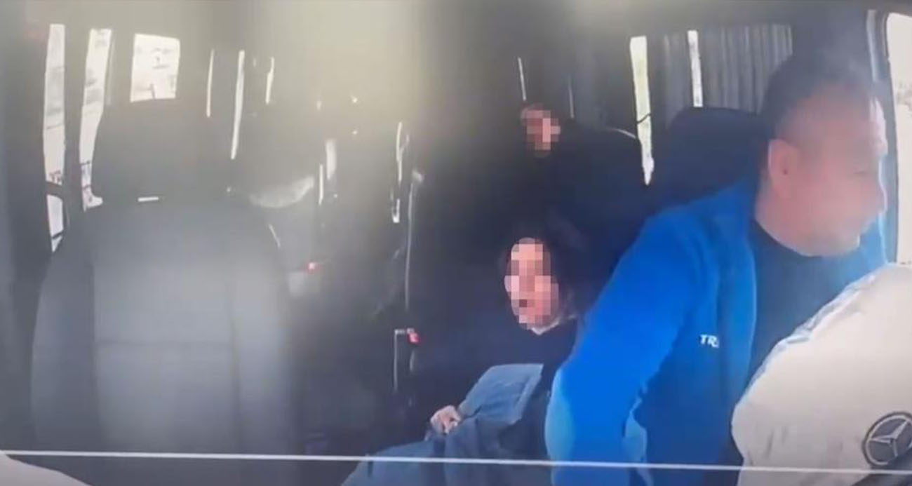 Okul servisi ile kamyonet kafa kafaya çarpıştı: Emniyet kemeri takılı olmayan öğrenci koridora uçtu