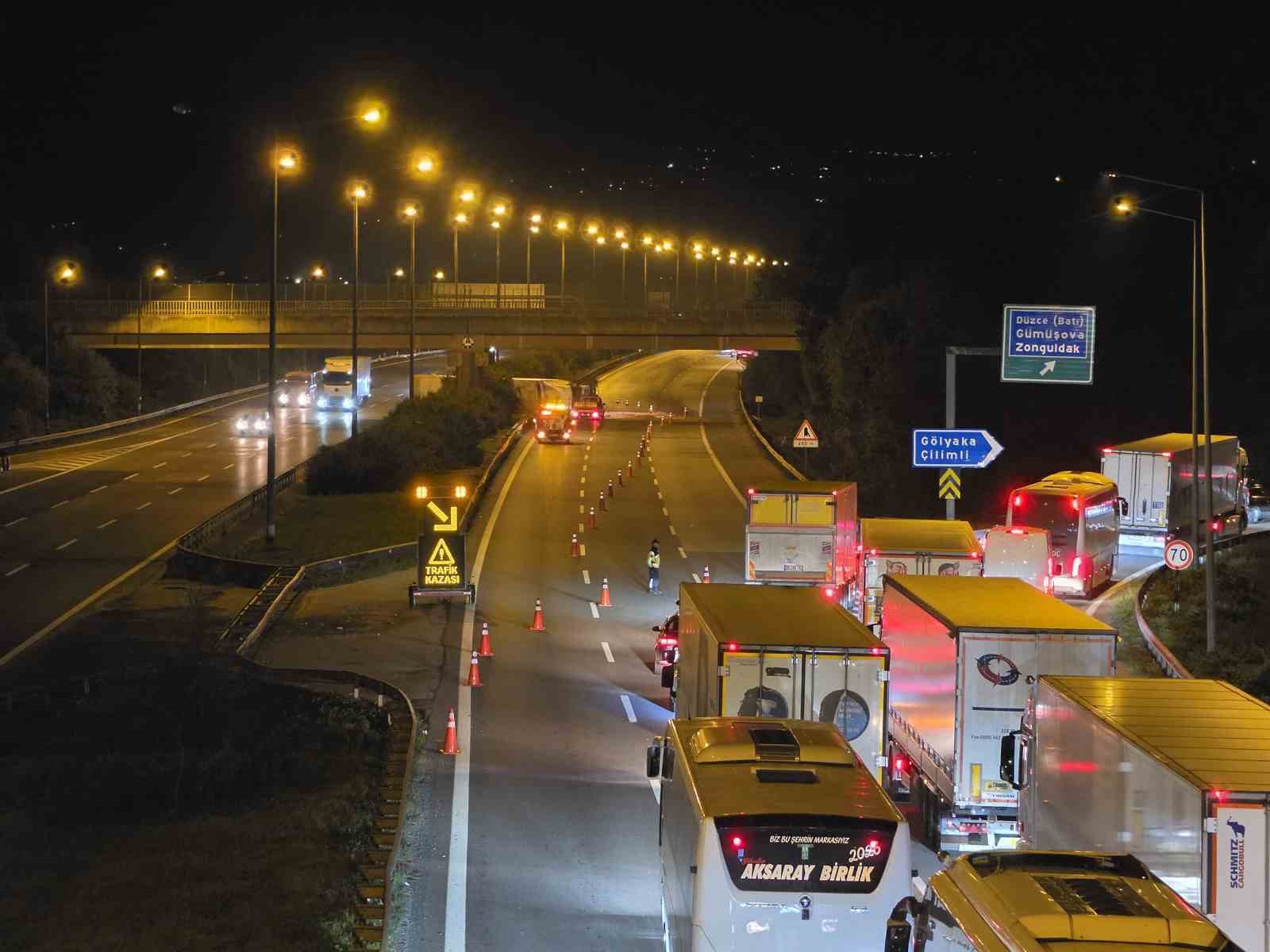 anadolu-otoyolu-duzce-kesiminde-kimyasal-yuklu-tir-devrildi-istanbul-yonu-trafige-kapandi