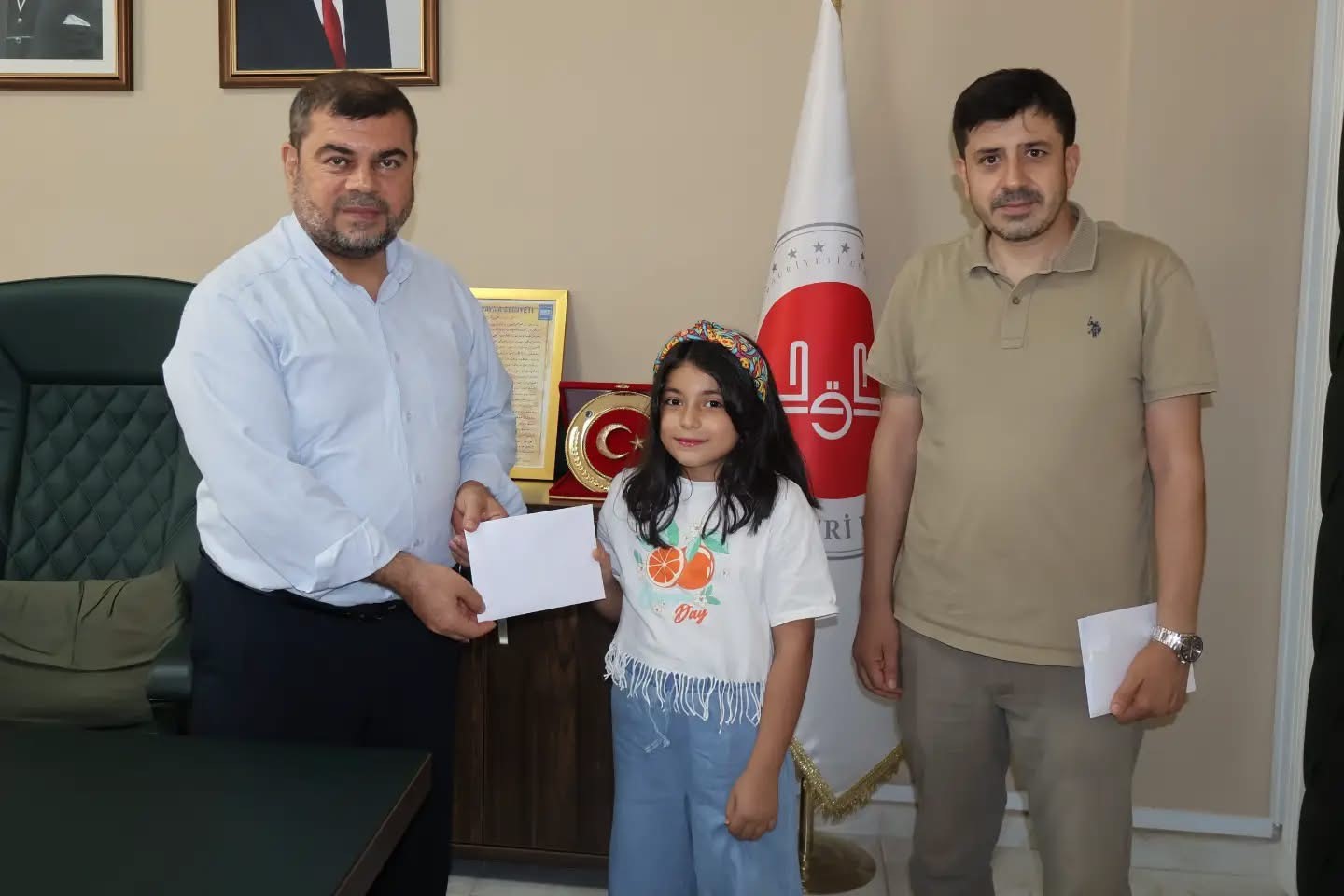 hatay-da-yaz-kur-an-kursu-hikayem-yarismasinda-dereceye-giren-ogrenciler-odullendirildi