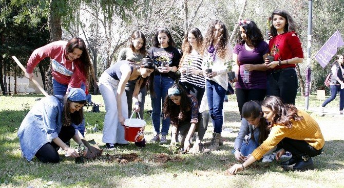Kız Öğrenciler Öldürülen Kadınlar İçin Fidan Diktiler