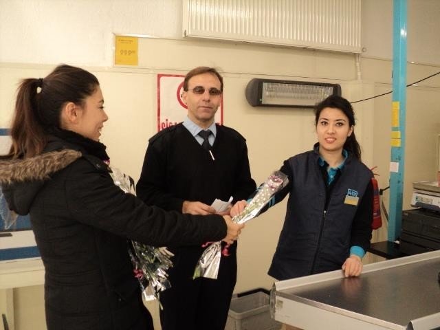 Emet Belediyesi’nden Kadınlara Çiçek