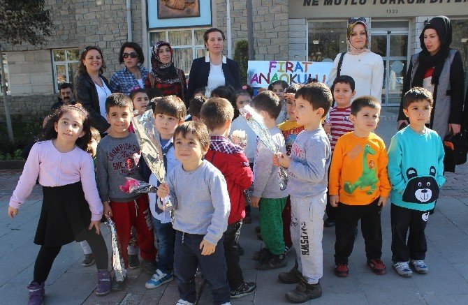 Öğrencilerden Kadınlara Karanfil