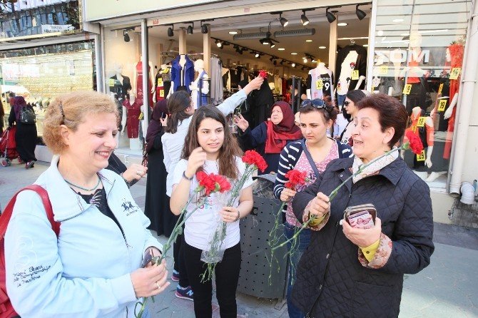 Başkan Aydın, Karanfil Dağıttı