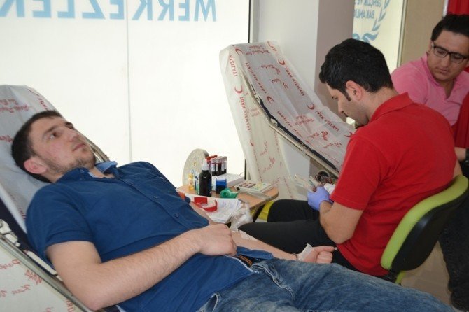 Sakarya Gençlik Merkezinden Kızılay’a Kan Desteği