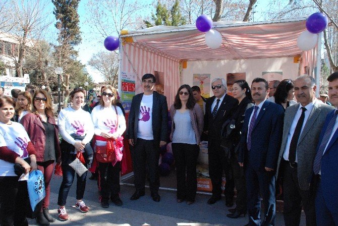 Kadınlar Farkındalık Oluşturmak İçin Yürüdü