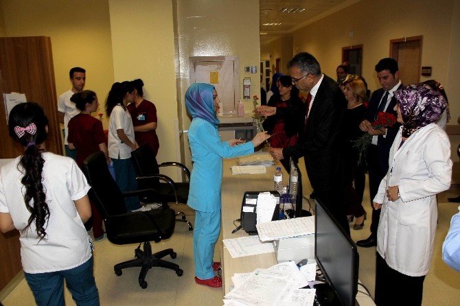 Hastanedeki Kadınlara Karanfil Dağıtıldı