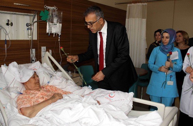 Hastanedeki Kadınlara Karanfil Dağıtıldı