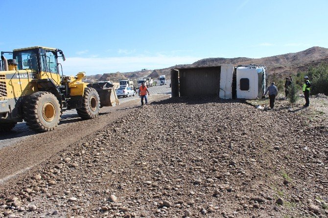 Kamyon Devrilince İçindeki Çakıl Taşları Yola Savruldu