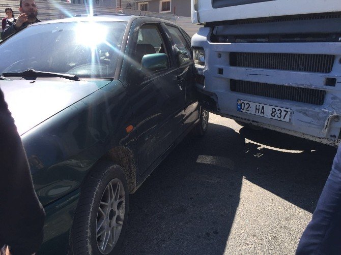 Kırmızı Işıkta Bekleyen Otomobile Tır Çarptı