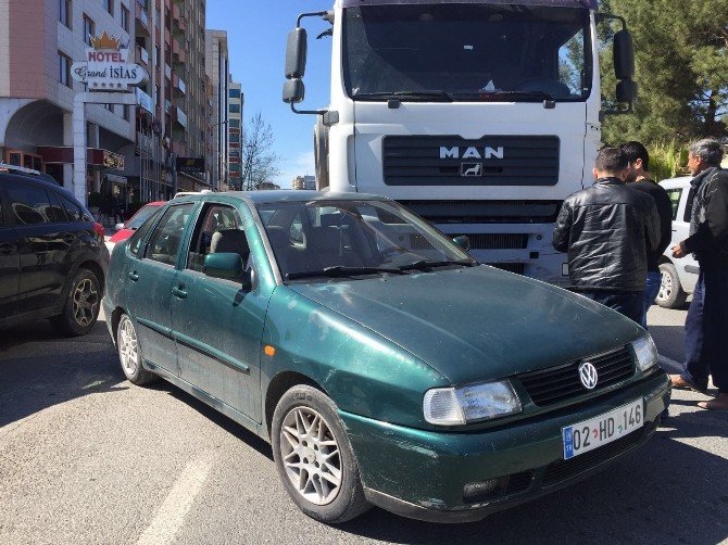 Kırmızı Işıkta Bekleyen Otomobile Tır Çarptı