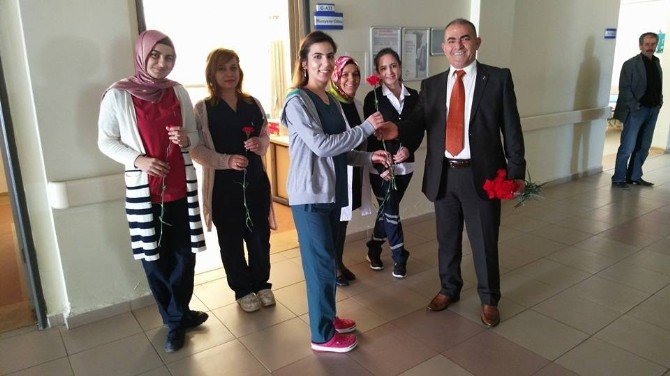 Başhekim Yüksel Hastane Personeline Ve Hastalara Karanfil Dağıttı