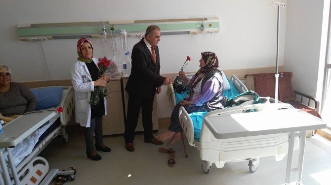 Başhekim Yüksel Hastane Personeline Ve Hastalara Karanfil Dağıttı