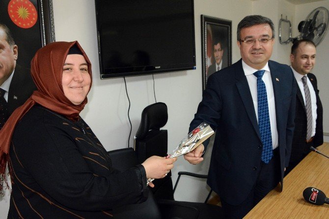 Başkan Yurdunuseven Basın Toplantısında "Bayan Gazetecileri" Unutmadı