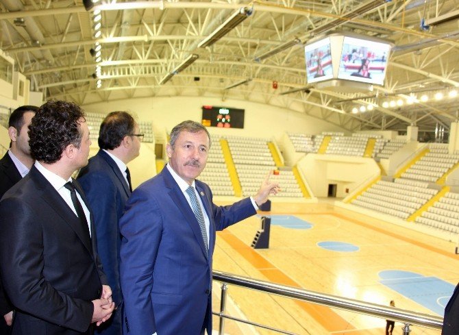 Ak Partili Özdağ, Spor Kompleksinde İncelemelerde Bulundu