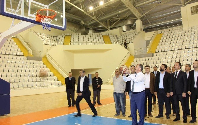 Ak Partili Özdağ, Spor Kompleksinde İncelemelerde Bulundu