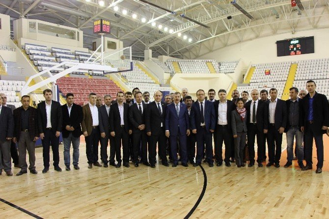 Ak Partili Özdağ, Spor Kompleksinde İncelemelerde Bulundu