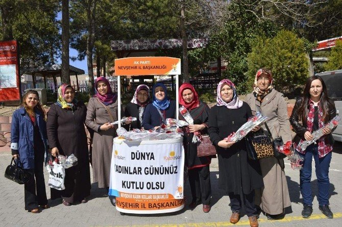 Ak Parti’den Kadınlar Gününde Karanfil Dağıtımı