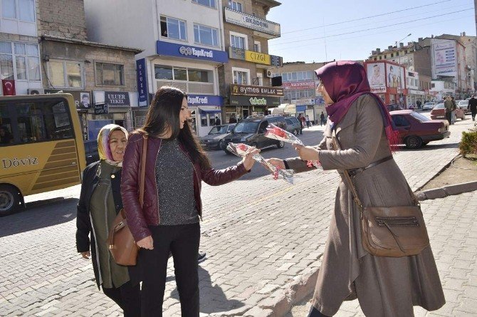 Ak Parti’den Kadınlar Gününde Karanfil Dağıtımı