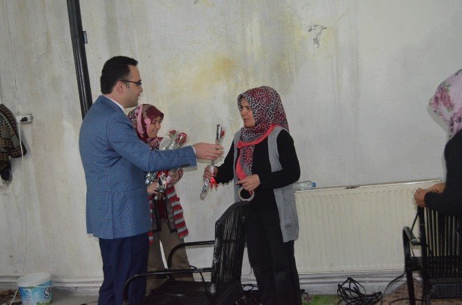 Ak Parti Kula İlçe Başkanı Palabıyık Gül Dağıttı