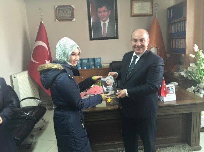 Başkan Ergün’den Kadınlara Çiçek