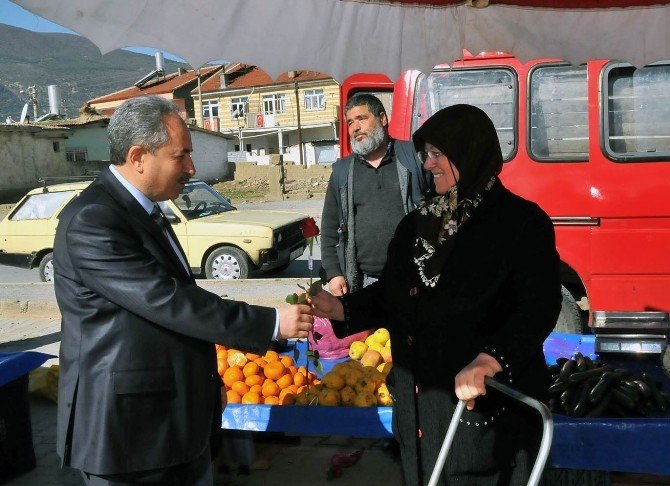 Başkan Akkaya’dan Kadınlara Çiçek