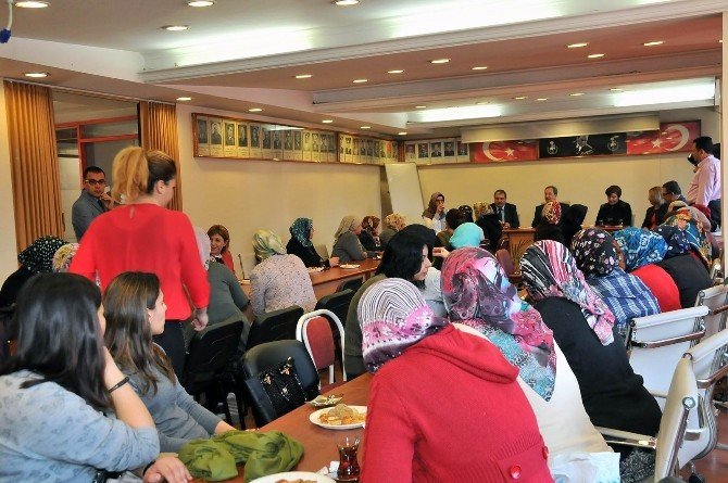 Başkan Akkaya’dan Bayan Personele Çiçek Ve Hediye