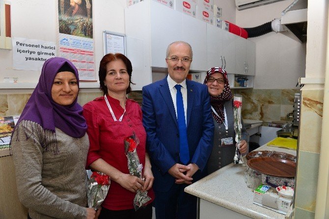 Başkan’dan Bayan Personele Karanfil