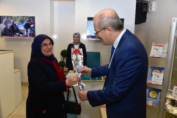 Başkan’dan Bayan Personele Karanfil