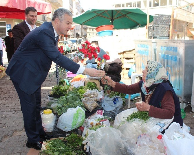 Altınordu Belediyesi’nden Esnaf Kadınlara Karanfil