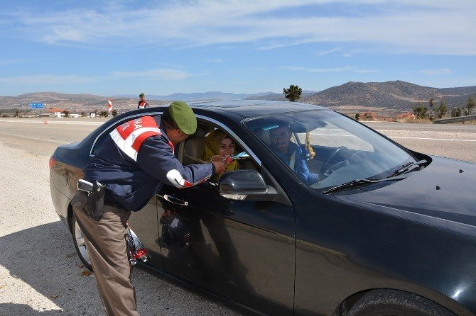 Korkuteli’de Jandarma’dan Kadınlara Karanfil