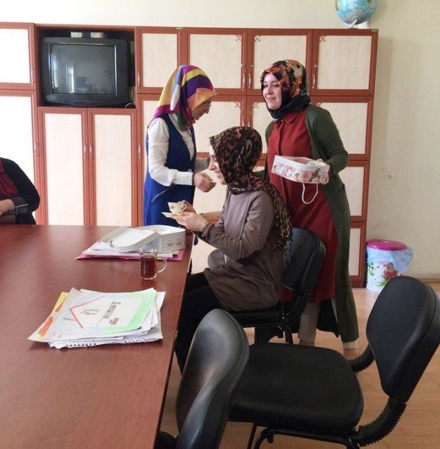 Bayan Öğretmenlere Dünya Kadınlar Günü Hediyesi