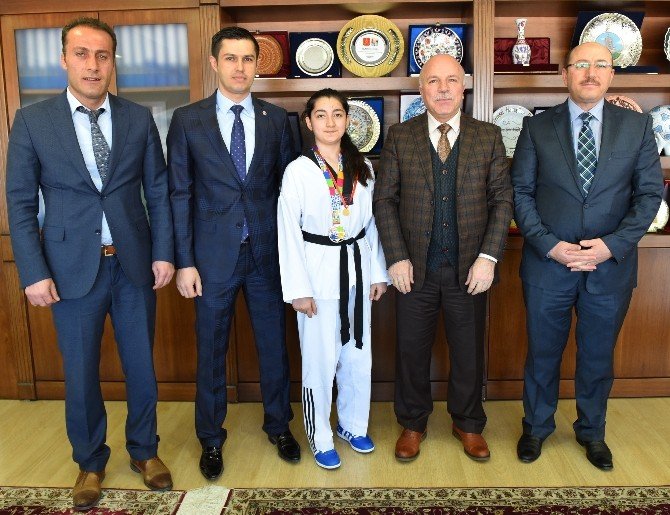 Sekmen, Avrupa Şampiyonu Yamanoğlu’nu Altınla Ödüllendirdi