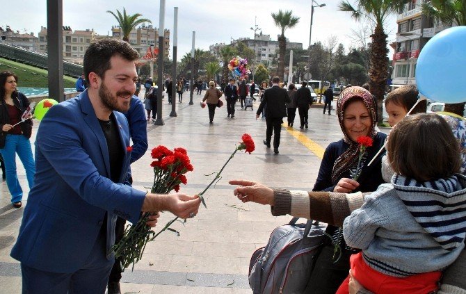 Ak Parti Aydın Teşkilatı, Kadınlara Karanfil Dağıttı