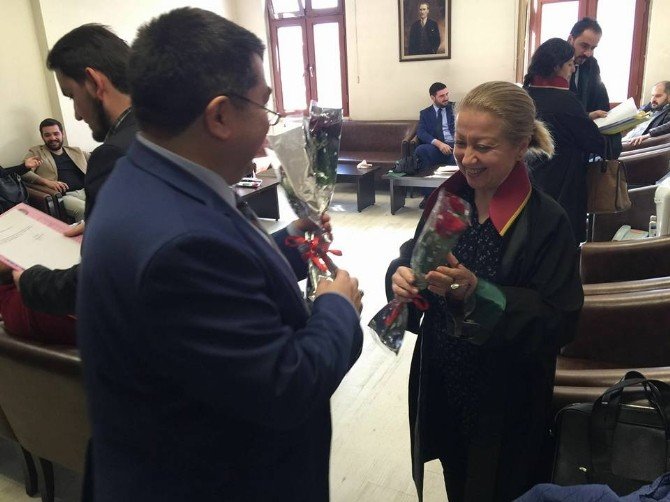 Baro Başkanı Dilber’den Bayan Avukatlara 8 Mart Çiçeği