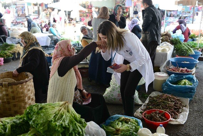 Ürettikleri Ürünleri, Pazarda Satan Kadınlara Öğrencilerden Kadınlar Günü Sürprizi
