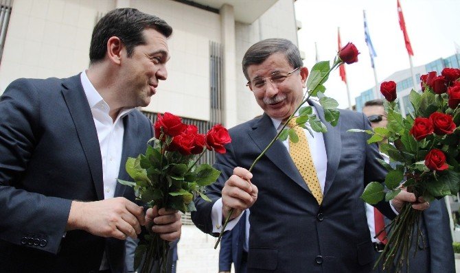 Başbakan Davutoğlu İle Çipras Kadınlara Gül Verdi