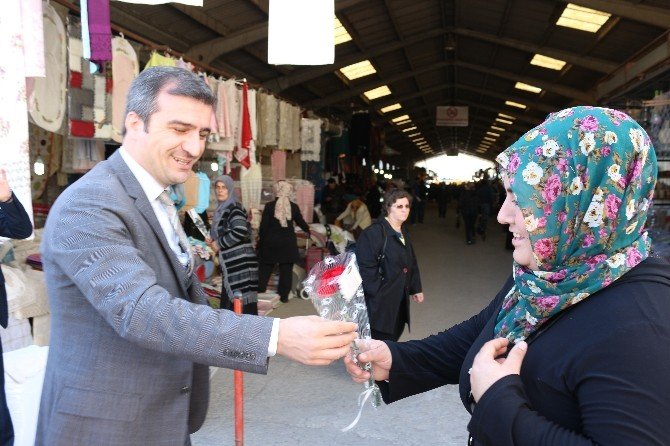 Başkan Yemenici 3 Bin Karanfil Dağıttı
