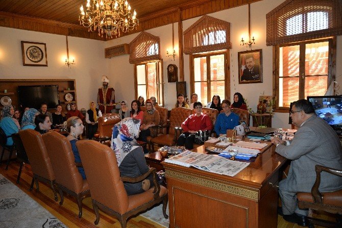 Bu Kez Kadınlar Oturdu Erkekler Hizmet Etti