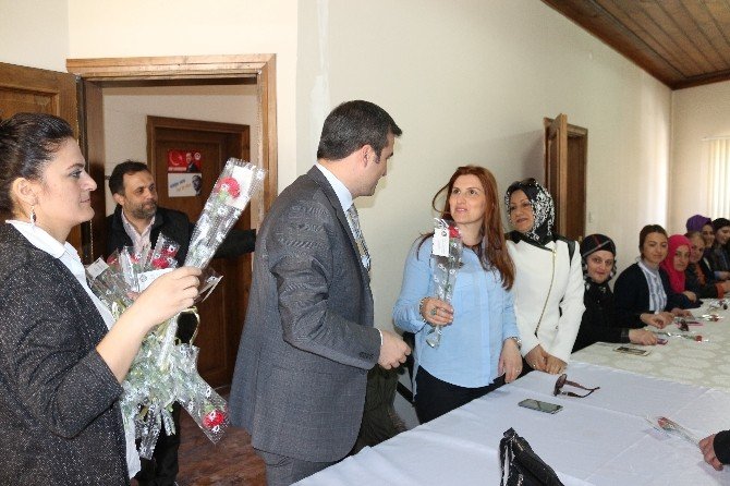 Belediye Yemenici Ve Eşi Nilay Yemenici Ak Parti Kadın Kollarıyla Bir Araya Geldi