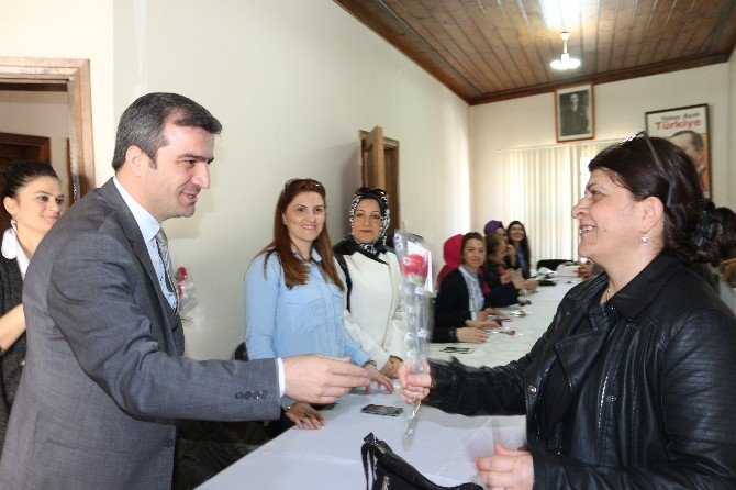 Belediye Yemenici Ve Eşi Nilay Yemenici Ak Parti Kadın Kollarıyla Bir Araya Geldi