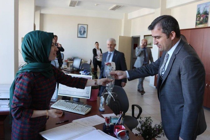 Başkan Cüneyt Yemenici Bayan Personelinin Kadınlar Gününü Kutladı