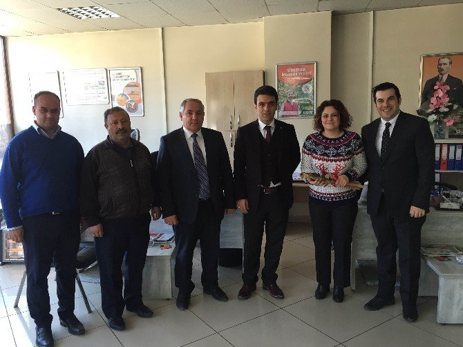 Koop-iş Sendikası Bayan Üyelerine Gül Dağıttı