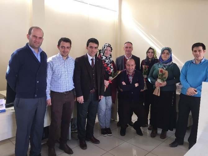 Koop-iş Sendikası Bayan Üyelerine Gül Dağıttı