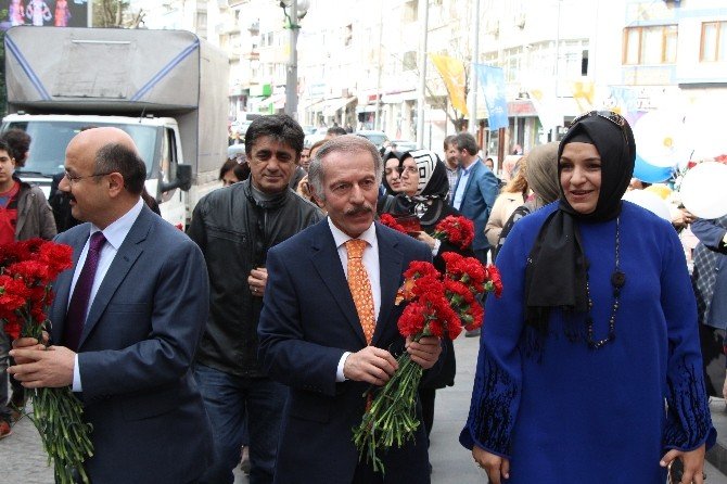 Bayrampaşa’da 8 Mart Dünya Kadınlar Günü’nde Sevgi Yürüyüşü Düzenlendi
