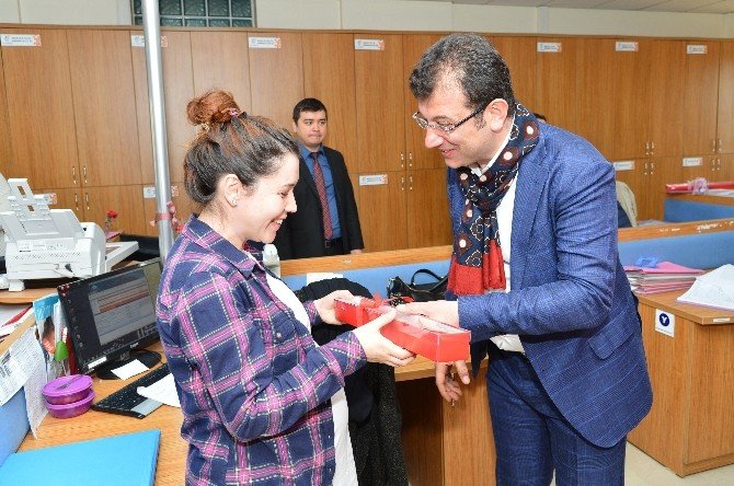 Başkan İmamoğlu, 8 Mart’ı Karanfillerle Kutladı