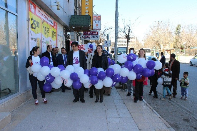 Kadınlar Farkındalık Oluşturmak İçin Yürüdü