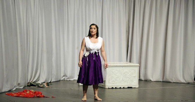 “Bir Kadın Uyanıyor” Maltepe’de Sahnelendi