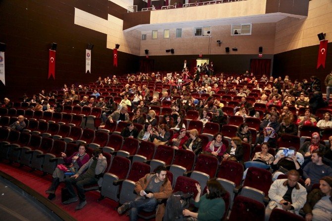 “Bir Kadın Uyanıyor” Maltepe’de Sahnelendi