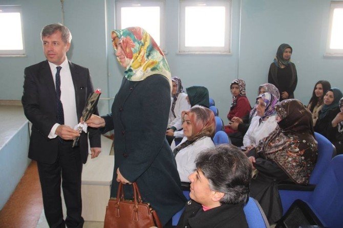 Vali Çınar’dan Kadınlara Karanfil