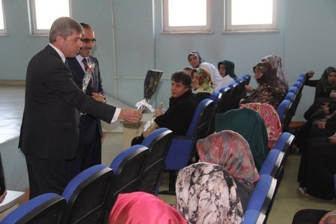 Vali Çınar’dan Kadınlara Karanfil